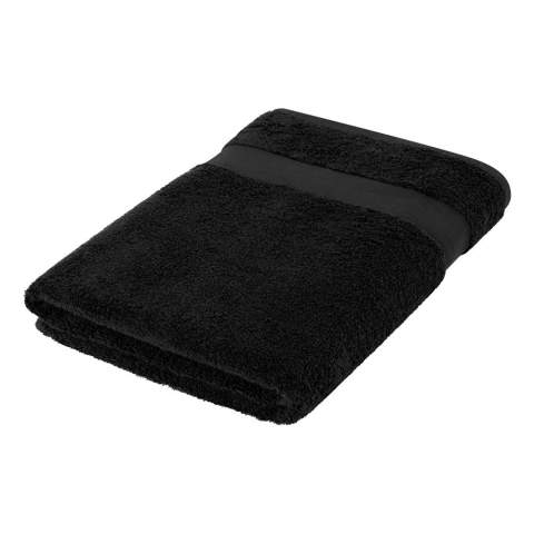 Vous recherchez un cadeau d’affaires durable ? Cette belle serviette lourde de 450 grammes de haute qualité est composée à 100 % de coton recyclé et porte donc le label de qualité Global Recycled Standard. Fait amusant ! Ce coton recyclé est fabriqué à partir de déchets de production. La serviette est facile à munir de votre logo ou design et est disponible en plusieurs couleurs.