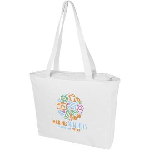 Grâce à sa grande capacité, le sac shopping recyclé Weekender est parfait pour les petites escapades. Le sac shopping est doté d'une fermeture à glissière sur toute sa longueur, ce qui permet de protéger les objets à l'intérieur. Le compartiment principal contient également une petite poche zippée pour les petits objets. Le sac shopping incorpore la technologie Cyclo® qui utilise des déchets pré-triés qui déterminent la couleur du fil. Ces fibres ne se contentent pas de réduire la demande en ressources vierges, elles témoignent également d'un engagement en faveur d'une vie circulaire, incarnant l'essence même de la réduction des déchets et de la promotion d'un système en boucle fermée. Chaque sac est également accompagné d'un traceur Aware™. Cette fonction innovante permet aux utilisateurs de retracer l'origine et le parcours de leur article au moyen d'un code QR, ce qui accroît la transparence de la chaîne d'approvisionnement et favorise un lien plus étroit entre le produit et son processus de production.