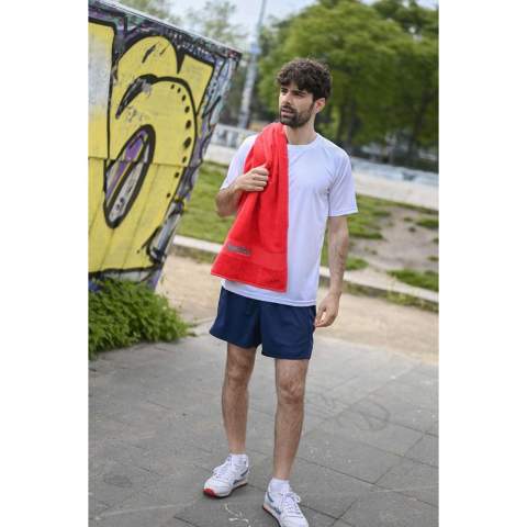 Ces serviettes résistantes font de votre salle de bains un véritable paradis des couleurs. Créez de beaux ensembles assortis et faites votre choix parmi les 17 couleurs disponibles. En ring-spun et donc plus duveteuse et résistante que toutes les autres serviettes. Comprend deux bandes de 6 cm chacune. Broderies et impressions sur demande.
