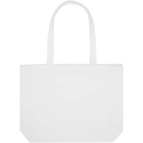 Grâce à sa grande capacité, le sac shopping recyclé Weekender est parfait pour les petites escapades. Le sac shopping est doté d'une fermeture à glissière sur toute sa longueur, ce qui permet de protéger les objets à l'intérieur. Le compartiment principal contient également une petite poche zippée pour les petits objets. Le sac shopping incorpore la technologie Cyclo® qui utilise des déchets pré-triés qui déterminent la couleur du fil. Ces fibres ne se contentent pas de réduire la demande en ressources vierges, elles témoignent également d'un engagement en faveur d'une vie circulaire, incarnant l'essence même de la réduction des déchets et de la promotion d'un système en boucle fermée. Chaque sac est également accompagné d'un traceur Aware™. Cette fonction innovante permet aux utilisateurs de retracer l'origine et le parcours de leur article au moyen d'un code QR, ce qui accroît la transparence de la chaîne d'approvisionnement et favorise un lien plus étroit entre le produit et son processus de production.