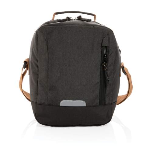 Wenn Sie eine Outdoor Kühltasche brauchen, die größer ist, als Sie denken, dann ist dies die Kühltasche für Sie. Packen Sie ein Mittagessen für zwei Personen ein und nehmen Sie es mit auf eine Wanderung, ein Picknick im Park oder zur Arbeit. Sie ist leicht zu tragen und wird mit einem verstellbaren Schultergurt geliefert. Die leicht zugängliche Öffnung sorgt dafür, dass Sie Ihr Mittagessen auf einen Blick greifen können. Die Kühltasche bietet Platz für bis zu 12 Dosen. Mit AWARE™ Tracer, der die Verwendung tatsächlich recycelter Materialien bestätigt. Zudem werden 2% des Erlöses jedes verkauften Impact-Produkts mit AWARE™ Tracer an Water.org gespendet.<br /><br />PVC free: true
