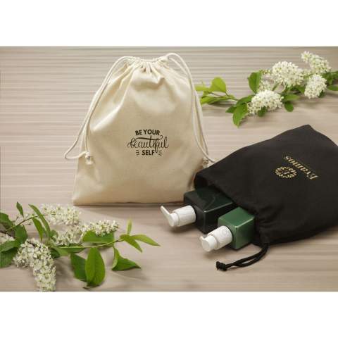 Sac cadeau en coton recyclé (150 g/m²). Avec cordons de serrage en polyester recyclé et coton recyclé. Original comme emballage cadeau et adapté au rangement d'objets. Certifié GRS. Matière recyclée totale : 100%. Capacité env. 1,5 litre.