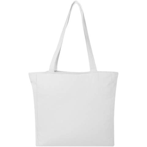 Grâce à sa grande capacité, le sac shopping recyclé Weekender est parfait pour les petites escapades. Le sac shopping est doté d'une fermeture à glissière sur toute sa longueur, ce qui permet de protéger les objets à l'intérieur. Le compartiment principal contient également une petite poche zippée pour les petits objets. Le sac shopping incorpore la technologie Cyclo® qui utilise des déchets pré-triés qui déterminent la couleur du fil. Ces fibres ne se contentent pas de réduire la demande en ressources vierges, elles témoignent également d'un engagement en faveur d'une vie circulaire, incarnant l'essence même de la réduction des déchets et de la promotion d'un système en boucle fermée. Chaque sac est également accompagné d'un traceur Aware™. Cette fonction innovante permet aux utilisateurs de retracer l'origine et le parcours de leur article au moyen d'un code QR, ce qui accroît la transparence de la chaîne d'approvisionnement et favorise un lien plus étroit entre le produit et son processus de production.