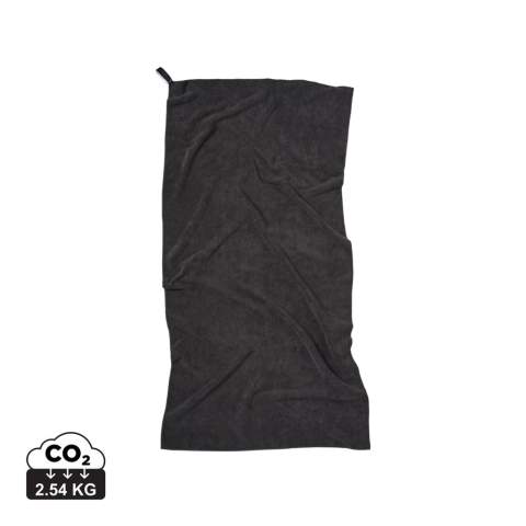 Fabriquée en microfibre et en bouteilles PET partiellement recyclées. Légère et compacte. Sa structure unique en tissu éponge peut absorber plus d'eau et sèche trois fois plus vite qu'une serviette traditionnelle. Idéale pour les activités de plein air, le sport et les voyages. Cette taille est excellente pour une utilisation en salle de sport. Trois bouteilles PET recyclées ont été utilisées pour fabriquer cette serviette. Fabriqué avec 52% de matériaux recyclés certifiés GRS. La certification GRS garantit une chaîne d'approvisionnement entièrement certifiée pour les matériaux recyclés. Contenu recyclé sur la base du poids total de l'article.