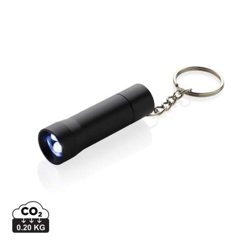 Torche de poche à 3 LED fabriquée en aluminium recyclé RCS. Contenu recyclé total : 50 % sur la base du poids total de l'article. La certification RCS garantit une chaîne d'approvisionnement entièrement certifiée pour les matériaux recyclés. Avec 15 lumens qui permettent une autonomie de 6 heures avec un jeu de piles (incluses) Avec porte-clés. Distance du faisceau : 3 mètres. Emballée dans un emballage kraft FSC® mix.<br /><br />Lightsource: LED<br />LightsourceQty: 1<br />PVC free: true