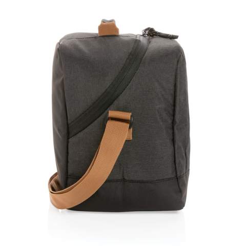 Wenn Sie eine Outdoor Kühltasche brauchen, die größer ist, als Sie denken, dann ist dies die Kühltasche für Sie. Packen Sie ein Mittagessen für zwei Personen ein und nehmen Sie es mit auf eine Wanderung, ein Picknick im Park oder zur Arbeit. Sie ist leicht zu tragen und wird mit einem verstellbaren Schultergurt geliefert. Die leicht zugängliche Öffnung sorgt dafür, dass Sie Ihr Mittagessen auf einen Blick greifen können. Die Kühltasche bietet Platz für bis zu 12 Dosen. Mit AWARE™ Tracer, der die Verwendung tatsächlich recycelter Materialien bestätigt. Zudem werden 2% des Erlöses jedes verkauften Impact-Produkts mit AWARE™ Tracer an Water.org gespendet.<br /><br />PVC free: true