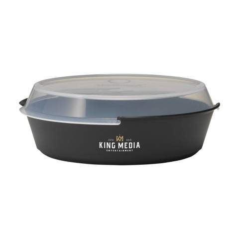 Handige kunststof kom van het merk Circulware. 100% recyclebaar. Te gebruiken voor pokebowls, salades, curry's en andere lekkernijen. Af te sluiten met de bijbehorende deksel (niet luchtdicht en niet lekvrij). Stapelbaar dus ruimtebesparend. Een slimme keuze als het gaat om het vervangen van wegwerpbakjes voor take away food. Niet geschikt voor de vriezer. Magnetron- en vaatwasserbestendig. Voor behoud van de opdruk wordt met de hand afwassen aanbevolen. Inhoud 800 ml.