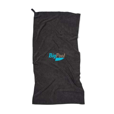 Fabriquée en microfibre et en bouteilles PET partiellement recyclées. Légère et compacte. Sa structure unique en tissu éponge peut absorber plus d'eau et sèche trois fois plus vite qu'une serviette traditionnelle. Idéale pour les activités de plein air, le sport et les voyages. Cette taille est excellente pour une utilisation en salle de sport. Trois bouteilles PET recyclées ont été utilisées pour fabriquer cette serviette. Fabriqué avec 52% de matériaux recyclés certifiés GRS. La certification GRS garantit une chaîne d'approvisionnement entièrement certifiée pour les matériaux recyclés. Contenu recyclé sur la base du poids total de l'article.
