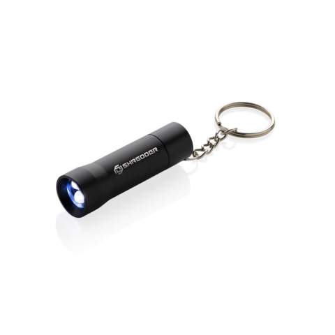 Torche de poche à 3 LED fabriquée en aluminium recyclé RCS. Contenu recyclé total : 50 % sur la base du poids total de l'article. La certification RCS garantit une chaîne d'approvisionnement entièrement certifiée pour les matériaux recyclés. Avec 15 lumens qui permettent une autonomie de 6 heures avec un jeu de piles (incluses) Avec porte-clés. Distance du faisceau : 3 mètres. Emballée dans un emballage kraft FSC® mix.<br /><br />Lightsource: LED<br />LightsourceQty: 1<br />PVC free: true