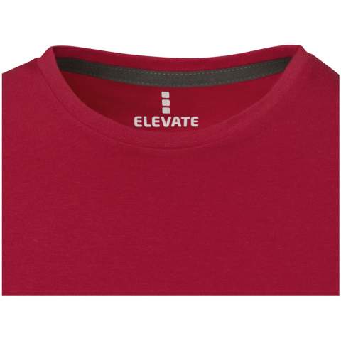 Het Nanaimo heren t-shirt met korte mouwen van 160 g/m² katoen is perfect voor elke gelegenheid en een comfortabele aanvulling op elke garderobe. Het ringspun katoen zorgt voor een sterker en gladder garen, wat resulteert in een duurzamere stof die een hoge kwaliteit van het merk garandeert. Het heeft zijnaden om een goede pasvorm te garanderen, het gedrukte Elevate-merk in de nek bijdraagt aan het algehele comfort. Verstevigde schouders voor een ononderbroken pasvorm, zelfs na langdurig gebruik.