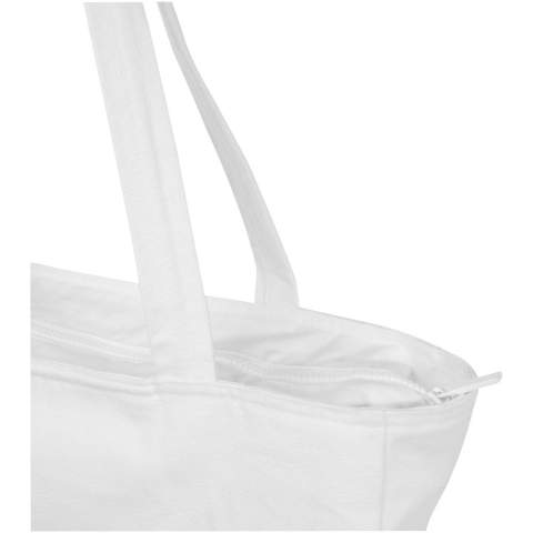 Grâce à sa grande capacité, le sac shopping recyclé Weekender est parfait pour les petites escapades. Le sac shopping est doté d'une fermeture à glissière sur toute sa longueur, ce qui permet de protéger les objets à l'intérieur. Le compartiment principal contient également une petite poche zippée pour les petits objets. Le sac shopping incorpore la technologie Cyclo® qui utilise des déchets pré-triés qui déterminent la couleur du fil. Ces fibres ne se contentent pas de réduire la demande en ressources vierges, elles témoignent également d'un engagement en faveur d'une vie circulaire, incarnant l'essence même de la réduction des déchets et de la promotion d'un système en boucle fermée. Chaque sac est également accompagné d'un traceur Aware™. Cette fonction innovante permet aux utilisateurs de retracer l'origine et le parcours de leur article au moyen d'un code QR, ce qui accroît la transparence de la chaîne d'approvisionnement et favorise un lien plus étroit entre le produit et son processus de production.