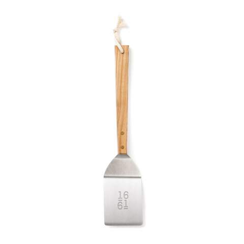 Une spatule solide en acier inoxydable résistant, parfaite pour cuire un morceau de poisson ou de pizza à la poêle. Manche en frêne.
