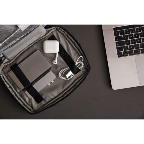Keep all essentials near at hand with this handy organiser. This gives you a space for everything you need during a day, such as headphones, power bank, pens and notebooks. The snap hook on the short side allows you to attach the bag to a larger bag.