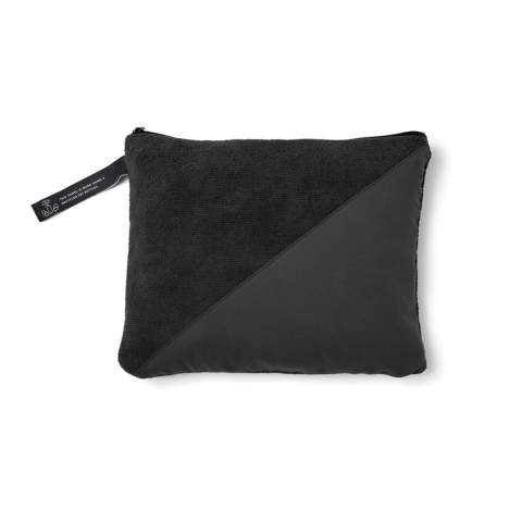Fabriquée en microfibre et en bouteilles PET partiellement recyclées. Légère et compacte. Sa structure unique en tissu éponge peut absorber plus d'eau et sèche trois fois plus vite qu'une serviette traditionnelle. Idéale pour les activités de plein air, le sport et les voyages. Cette taille est excellente pour une utilisation en salle de sport. Trois bouteilles PET recyclées ont été utilisées pour fabriquer cette serviette. Fabriqué avec 52% de matériaux recyclés certifiés GRS. La certification GRS garantit une chaîne d'approvisionnement entièrement certifiée pour les matériaux recyclés. Contenu recyclé sur la base du poids total de l'article.