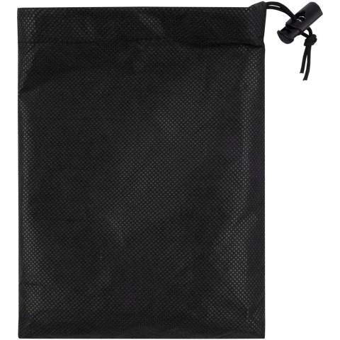 La serviette de bain Lucas en RPET est fabriquée à partir de 100 % de polyester recyclé, offrant une surface douce et absorbante idéale pour l'entraînement ou les activités de plein air. Avec un poids de 140 g/m², elle offre un équilibre entre durabilité et légèreté. La serviette est munie d'un cordon en plastique pratique pour fixer la serviette et la pochette, ce qui la rend facile à transporter et à ranger. Livrée avec une pochette non tissée (16 x 21 cm), également en polyester 100 % recyclé. Dimensions du torchon : 70 x 140 cm.
