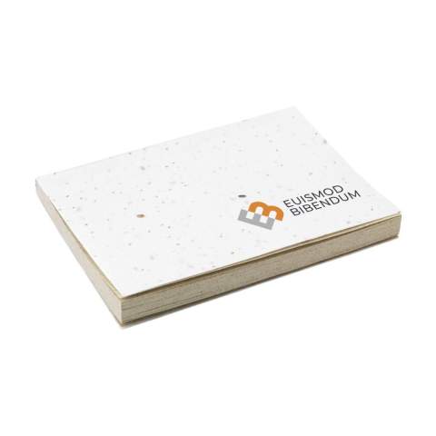 WoW! Bloc-notes avec couverture souple en papier graine et 50 notes autocollantes en papier herbe. Ce papier est fabriqué à partir de fibres d'herbe (jusqu'à 40% de teneur) et fibres de bois. Tout comme les notes autocollantes jaunes traditionnelles, les feuillets de ce bloc-notes servent à annoter et coller des pense-bêtes. Lorsque vous avez utilisé les 50 feuillets de papier, vous pouvez planter la couverture en papier semencé du bloc-notes dans de la terre. Après avoir arrosé les semences, les graines germeront et le papier se transformera en fleurs. Le mélange de fleurs se compose de : Matricaria chamomilla, Matthiola, Bellis perennis. Fabriqué en Europe.