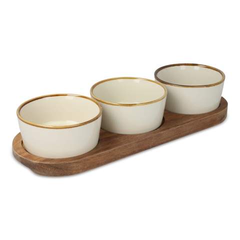 Breng verfijning naar je borreltafel, diner of ontbijt met deze elegante houten standaard gemaakt van acaciahout, compleet met drie ronde keramieken kommetjes. Elk kommetje heeft een uniek karakter dankzij het speciale glazuurproces, wat zorgt voor een mooie glans en een authentieke uitstraling, wat je presentatie extra bijzonder maakt.
De keramieken kommetjes zijn niet alleen stijlvol, maar ook uiterst duurzaam en bestand tegen beschadigingen door het bakken op hoge temperaturen. Perfect voor het serveren van nootjes, snackgroenten of fruit, deze set biedt eindeloze mogelijkheden voor elke gelegenheid. Maak van elke tafel een stijlvolle en unieke ervaring met deze veelzijdige serveerset!

