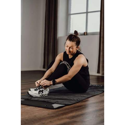 Fabriquée en microfibre et en bouteilles PET partiellement recyclées. Légère et compacte. Sa structure unique en tissu éponge peut absorber plus d'eau et sèche trois fois plus vite qu'une serviette traditionnelle. Idéale pour les activités de plein air, le sport et les voyages. Cette taille est excellente pour une utilisation en salle de sport. Trois bouteilles PET recyclées ont été utilisées pour fabriquer cette serviette. Fabriqué avec 52% de matériaux recyclés certifiés GRS. La certification GRS garantit une chaîne d'approvisionnement entièrement certifiée pour les matériaux recyclés. Contenu recyclé sur la base du poids total de l'article.