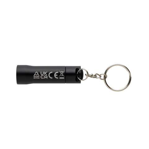 Torche de poche à 3 LED fabriquée en aluminium recyclé RCS. Contenu recyclé total : 50 % sur la base du poids total de l'article. La certification RCS garantit une chaîne d'approvisionnement entièrement certifiée pour les matériaux recyclés. Avec 15 lumens qui permettent une autonomie de 6 heures avec un jeu de piles (incluses) Avec porte-clés. Distance du faisceau : 3 mètres. Emballée dans un emballage kraft FSC® mix.<br /><br />Lightsource: LED<br />LightsourceQty: 1<br />PVC free: true