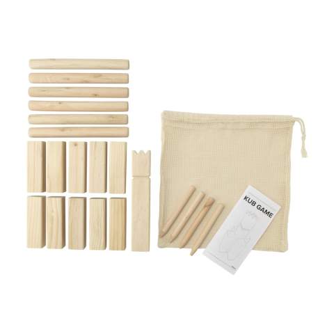 Kubb-Wurfspiel aus Holz. Das ultimative Ziel ist es, den gegnerischen König umzuwerfen. Aber nicht ohne vorher die Kubbs zu erobern. Dieses beliebte schwedische Outdoor-Gesellschaftsspiel ist ein großer Spaß – auf dem Campingplatz oder am Strand. Geeignet für alle Altersgruppen. Das 21-teilige Set wird in einem Baumwollbeutel geliefert. Inklusive Spielanleitung. Wird einzeln in einem Kraftkarton geliefert.