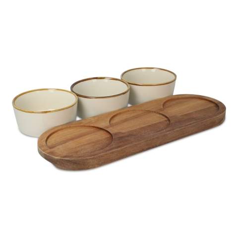 Breng verfijning naar je borreltafel, diner of ontbijt met deze elegante houten standaard gemaakt van acaciahout, compleet met drie ronde keramieken kommetjes. Elk kommetje heeft een uniek karakter dankzij het speciale glazuurproces, wat zorgt voor een mooie glans en een authentieke uitstraling, wat je presentatie extra bijzonder maakt.
De keramieken kommetjes zijn niet alleen stijlvol, maar ook uiterst duurzaam en bestand tegen beschadigingen door het bakken op hoge temperaturen. Perfect voor het serveren van nootjes, snackgroenten of fruit, deze set biedt eindeloze mogelijkheden voor elke gelegenheid. Maak van elke tafel een stijlvolle en unieke ervaring met deze veelzijdige serveerset!
