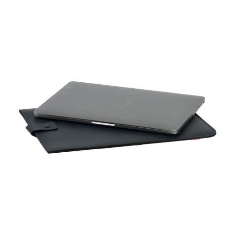 Eine stilvolle 16-Zoll-Laptoptasche aus recycelten italienischen Lederabfällen und natürlichen Bindemitteln. Ein Produkt der Marke MADE out of. Geeignet für die Aufbewahrung und den sicheren Transport eines Laptops bis zu 16 Zoll. Das recycelte Leder ist sehr robust, hat eine schöne matte Optik und riecht nach Leder. Die farbige Oberschicht besteht aus einer sehr dünnen 100% wasserbasierten PU-Beschichtung. Zum Schutz des Laptops hat die Hülle einen Druckknopfverschluss und ist mit recyceltem Wollfilz gefüttert, der zu 50% aus recyceltem Material, zu 30% aus Wolle und zu 20% aus PE besteht. Handgefertigt. Niederländisches Design. Made in Holland.