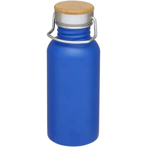 Einwandige Edelstahlflasche mit Schraubdeckel. Der Deckel verfügt über ein Bambusoberteil sowie einen Griff zum einfachen Tragen. Das Fassungsvermögen beträgt 550 ml. Verpackt in einer Avenue-Geschenkschachtel.