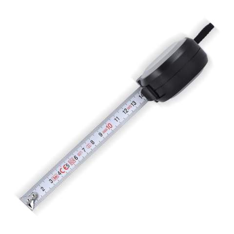 Strapazierfähiges 3 m langes Maßband aus recyceltem ABS, mit 16 mm breitem Band und einer Steifigkeit von bis zu 1,3 m. Mit einer flachen Oberfläche, ideal für die Werbeanbringung. Erfüllt die EWG-Normen der Klasse MID II für genaue Messungen.
