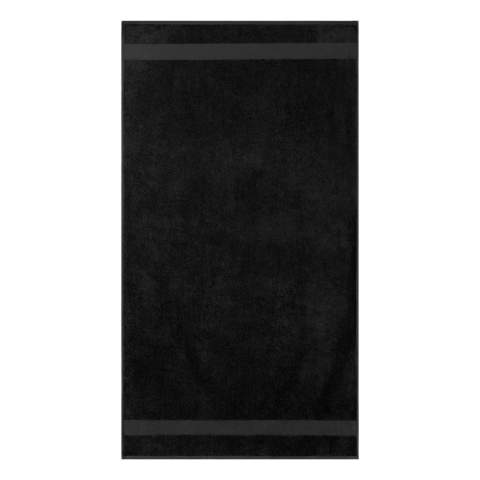 Vous recherchez un cadeau d’affaires durable ? Cette belle serviette lourde de 450 grammes de haute qualité est composée à 100 % de coton recyclé et porte donc le label de qualité Global Recycled Standard. Fait amusant ! Ce coton recyclé est fabriqué à partir de déchets de production. La serviette est facile à munir de votre logo ou design et est disponible en plusieurs couleurs.