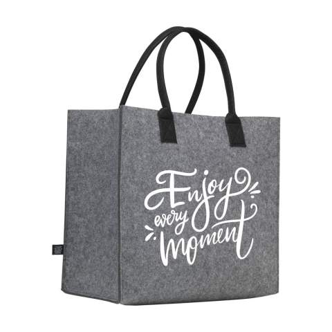 WoW! Stoere boodschappentas van stevig 2 mm RPET vilt. De tas biedt enorm veel ruimte. De dubbel genaaide draaglussen zijn sterk, hebben een praktische afmeting en bieden extra comfort bij het dragen. GRS-gecertificeerd. Totaal gerecycled materiaal 97%. Inhoud 28 liter.