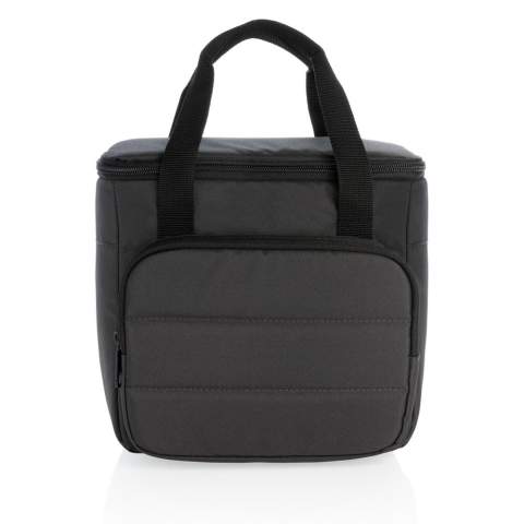 Deze AWARE ™ koeltas is de perfecte metgezel voor een picknick in de buitenlucht. Het PEVA hoofdcompartiment biedt plaats aan maximaal 9 blikjes. Het voorvak met ritssluiting geeft ruimte voor al je benodigdheden die je bij je hebt. De buitenstof bestaat uit AWARE ™ -polyester gemaakt van 100% gerecyclede PET-flessen. AWARE ™ gebruikt alleen echt gerecyclede materialen die traceerbaar zijn vanaf de bron, wat dit echt uniek maakt. Door gerecyclede materialen te gebruiken, kunnen we enorme hoeveelheden water besparen, wat een positieve impact heeft op het milieu. Buitenkant 100% AWARE ™ gerecycled polyester. Interieur 100% PEVA. PVC vrij.<br /><br />PVC free: true