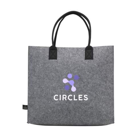 WoW! Stoere boodschappentas van stevig 2 mm RPET vilt. De tas biedt enorm veel ruimte. De dubbel genaaide draaglussen zijn sterk, hebben een praktische afmeting en bieden extra comfort bij het dragen. GRS-gecertificeerd. Totaal gerecycled materiaal 97%. Inhoud 28 liter.