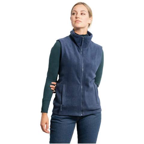 Fleece vest with polo neck and matching zipper. Side pockets with matching zipper. Removable label. The model is 185 cm and is wearing size M.
