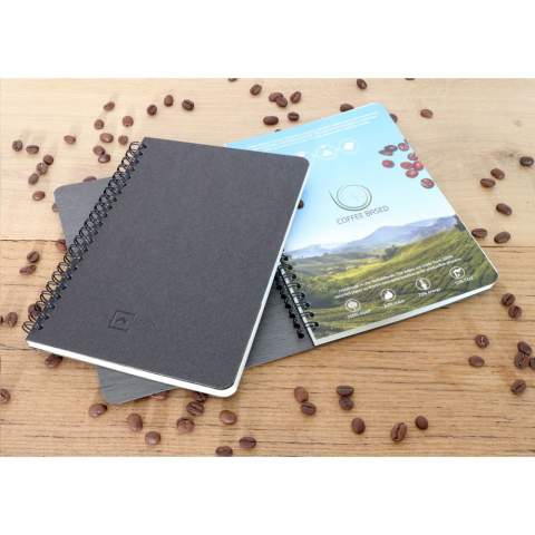 WoW! Ein A5-Notizbuch mit einem Einband aus Kaffeesatz. Es riecht sogar nach Kaffee. Nach dem Aufbrühen von Kaffee bleibt Kaffeesatz zurück. Daraus besteht dieses Produkt. Kaffeesatz ist ein organisches Material und von Natur aus biologisch abbaubar. Dieses Notizbuch eignet sich perfekt, um sich bei wichtigen Gesprächen Notizen zu machen und um brillante Eingebungen festzuhalten. Dank der praktischen Wire-O-Bindung lassen sich die Seiten vollständig umblättern. Das erleichtert das Schreiben, ohne dass das Buch ständig zuklappt. Die 80 Blatt/160 Seiten liniertes Papier (80 g/m²) in diesem Notizbuch sind zu 100% recycelt.
