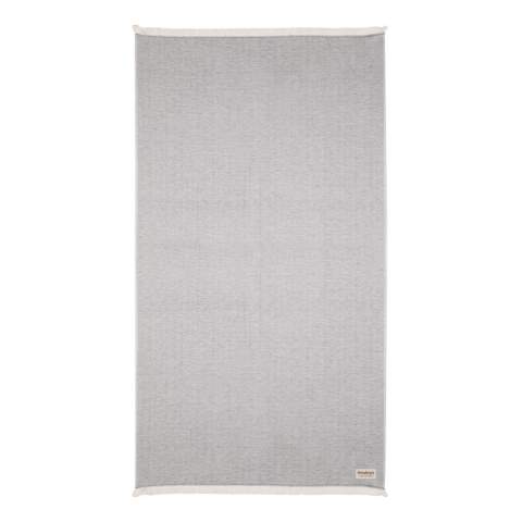 Serviette 100X180cm polyvalente, fabriquée à partir de 22 % de coton recyclé. Avec traceur AWARE™ qui valide l'utilisation authentique du coton recyclé. Vous pouvez l'utiliser pour presque tout, comme la plage, les voyages, le sauna, la piscine, le camping, le sport, comme serviette de plage, serviette de bain, écharpe, paréo, serviette de yoga, couverture. Chaque serviette permet d'économiser 1409,2 litres d'eau. 2 % des recettes de chaque produit Impact vendu seront reversés à Water.org. Lavable en machine. Fabriqué au Portugal.
