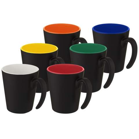 Mug en céramique au design moderne et à la finition mate, doté d'un intérieur brillant avec un effet coloré vif. Capacité de 360 ml. Passe au lave-vaisselle pour toutes les méthodes de marquage. Livré dans un coffret cadeau en carton recyclé.