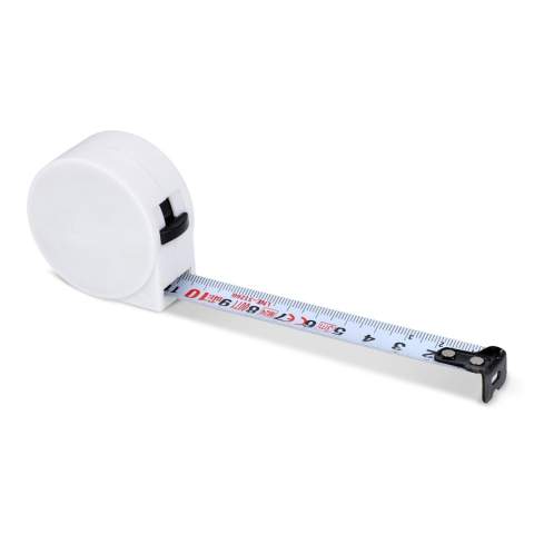 Ruban de mesure durable de 3 m en ABS recyclé, avec un ruban de 16 mm de large et une rigidité jusqu'à 1,3 m. Sa surface plane est idéale pour le marquage. Conforme aux normes de la classe MID II de la CEE pour des mesures précises.