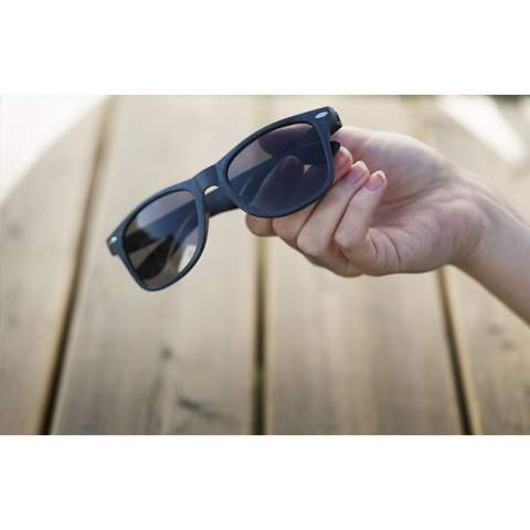 Eco-friendly sunglasses. The frame is made of biodegradable wheat straw fibers and PP. Offer 400 UV protection (according to European standards).