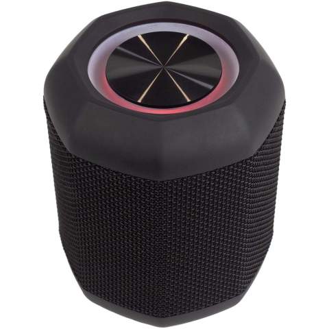 L'enceinte Dance Box de 10 W offre une autonomie de 8 à 10 heures et peut être entièrement chargée en 2 à 3 heures. La version Bluetooth® 5.1 fournit une connexion stable avec d'autres appareils. Dotée d'un microphone et d'une fonction mains libres pour une gestion facile des appels téléphoniques. Niveau d'étanchéité IPX7.