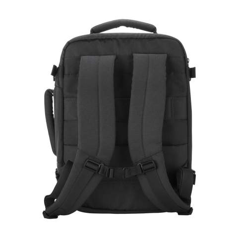 Handbagage rugzak van het Italiaanse merk Tucano. Deze rugzak voldoet aan de afmetingseisen van alle lowcost luchtvaartmaatschappijen. De rugzak is gemaakt van materialen geproduceerd uit gerecycled kunststof, waaronder 24 gerecyclede PET-flessen. Het hoofdvak is groot en ruim, ideaal voor kleding en accessoires. De ritssluiting is voorzien van afsluitbare ritstrekkers, zodat je het hoofdvak kunt afsluiten met elk hangslot (exclusief) dat hiervoor geschikt is. Bovendien beschikt de rugzak over een interne AirTag-houder. Het gewatteerde, stootbestendige achtervak is geschikt voor het vervoeren laptops tot 15,6" of MacBook Pro 16". Compleet gevoerd. De verstelbare, gewatteerde schouderbanden en de gewatteerde rugzijde zorgen voor extra draagcomfort. Met handige trolleyriem en extra ritsvak aan de achterzijde, ideaal voor het opbergen van persoonlijke documenten. Geniet van perfecte draagbaarheid met twee handvatten, één aan de bovenkant en één aan de zijkant. Deze rugzak is speciaal ontworpen voor alle lowcost luchtvaartmaatschappijen en is daarmee de perfecte reisgenoot tijdens vliegreizen. Inhoud ca. 23 liter.