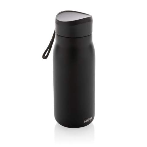 De Avira Ain reisfles is de perfecte oplossing voor uw cafeïnebehoeften onderweg. Met een inhoud van 150 ml is deze beker de ideale maat voor een snelle opkikker terwijl je onderweg bent. Het gestroomlijnde ontwerp en het handige formaat maken het gemakkelijk om in een tas te dragen, mede dankzij het lekvrije deksel. Gemaakt met RCS (Recycled Claim Standard) gecertificeerde gerecyclede materialen. RCS-certificering zorgt voor een volledig gecertificeerde toeleveringsketen van de gerecyclede materialen. Totale gerecyclede inhoud: 74% op basis van het totale gewicht van het item. Inclusief FSC®-gecertificeerde kraftverpakking. Hergebruik de doos in een telefoonhouder, potloodhouder of bloempot!<br /><br />HoursHot: 5<br />HoursCold: 15