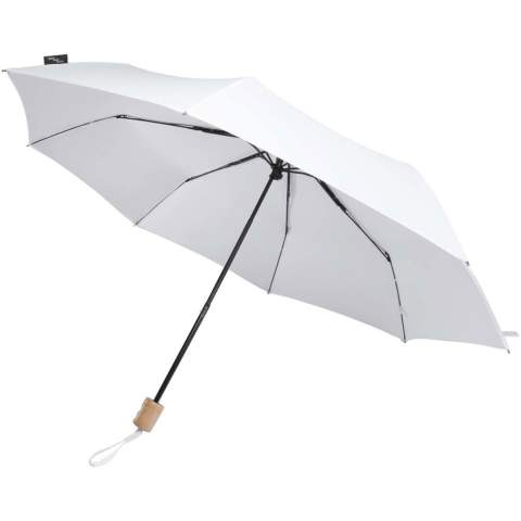 Der manuelle Regenschirm Dane ist ein zuverlässiger und stilvoller Begleiter für den Alltag. Das Schirmdach aus 190T recyceltem PET-Gewebe schützt zuverlässig vor Regen. Der stabile 3-teilige Eisenschaft und die Eisenstreben mit schwarzer Beschichtung sorgen für Langlebigkeit. Der klassische Holzgriff liegt angenehm in der Hand und verleiht dem Schirm zeitlose Eleganz. Im Lieferumfang sind eine passende Tasche und ein Handgelenkband enthalten, sodass Sie ihn bequem transportieren können. Mit einem Radius von 21 Zoll bietet der Schirm eine ideale Balance zwischen kompakter Größe und wirksamem Schutz – perfekt für Reisen oder den täglichen Weg zur Arbeit.