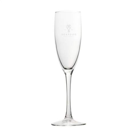 Champagnerflöte auf hohem Fuß. Ein zeitloses Modell zum Servieren von Champagner oder Sekt. Ideal für den Einsatz in der Gastronomie und bei besonderen Anlässen. Fassungsvermögen 190 ml. Made in Europe.