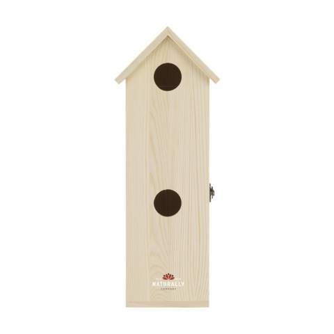 Rackpack Tweet Suite: Weinkiste für Wein und ein Vogelhaus in einem. Wenn Sie diese Weinkiste in Ihrem Garten, an einem Baum oder an einer Stange aufhängen, schaffen Sie ein schönes Vogelhaus, das alle Arten von Vogelfreunden anlockt. Die Tweet Suite bringt Freude für Sie und die Vögel! Rackpack: eine Wein-Geschenkbox aus FSC 100% zertifiziertes Holz mit einem neuen zweiten Leben! • geeignet für eine Flasche Wein • 8-10 mm Kiefernholz • Wein nicht inklusive. Wird einzeln in einem Kraftkarton geliefert.