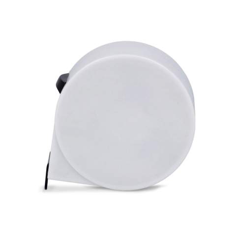 Ruban de mesure durable de 3 m en ABS recyclé, avec un ruban de 16 mm de large et une rigidité jusqu'à 1,3 m. Sa surface plane est idéale pour le marquage. Conforme aux normes de la classe MID II de la CEE pour des mesures précises.
