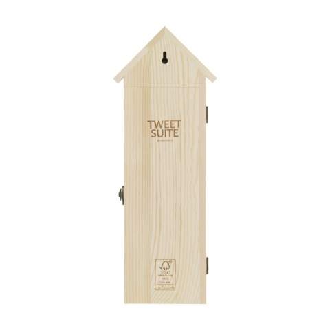 Rackpack Tweet Suite: Weinkiste für Wein und ein Vogelhaus in einem. Wenn Sie diese Weinkiste in Ihrem Garten, an einem Baum oder an einer Stange aufhängen, schaffen Sie ein schönes Vogelhaus, das alle Arten von Vogelfreunden anlockt. Die Tweet Suite bringt Freude für Sie und die Vögel! Rackpack: eine Wein-Geschenkbox aus FSC 100% zertifiziertes Holz mit einem neuen zweiten Leben! • geeignet für eine Flasche Wein • 8-10 mm Kiefernholz • Wein nicht inklusive. Wird einzeln in einem Kraftkarton geliefert.