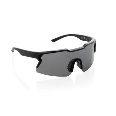 Lunettes de soleil polarisantes au design sportif, fabriquées avec une monture en plastique recyclé certifiée RCS. Contenu recyclé total : 50 % sur la base du poids total de l'article. La certification RCS garantit une chaîne d'approvisionnement entièrement certifiée pour les matériaux recyclés. Les verres sont polarisés, ce qui élimine les reflets de la lumière du soleil et les rend idéals pour le sport et les activités de plein air. Conformes à la norme EN ISO 12312-1, UV 400 et CAT 3. Emballées dans un emballage cadeau FSC®.<br /><br />PVC free: true