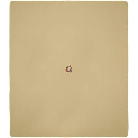 Envoyer un câlin à quelqu'un est facile avec la couverture à carreaux Huggy de 250 x 220 cm. La couverture à carreaux unie est composée à 100 % de polaire 200 g/m², une matière douce et confortable qui fournit rapidement la chaleur nécessaire et retient la chaleur corporelle. Roulez la couverture et rangez-la dans la pochette pratique avec fermeture à cordon pour un rangement facile.
