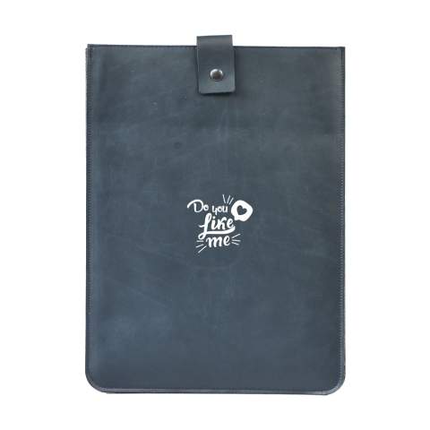 Eine stilvolle 16-Zoll-Laptoptasche aus recycelten italienischen Lederabfällen und natürlichen Bindemitteln. Ein Produkt der Marke MADE out of. Geeignet für die Aufbewahrung und den sicheren Transport eines Laptops bis zu 16 Zoll. Das recycelte Leder ist sehr robust, hat eine schöne matte Optik und riecht nach Leder. Die farbige Oberschicht besteht aus einer sehr dünnen 100% wasserbasierten PU-Beschichtung. Zum Schutz des Laptops hat die Hülle einen Druckknopfverschluss und ist mit recyceltem Wollfilz gefüttert, der zu 50% aus recyceltem Material, zu 30% aus Wolle und zu 20% aus PE besteht. Handgefertigt. Niederländisches Design. Made in Holland.
