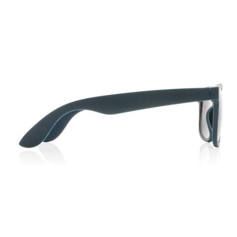 Sunglasses made with RCS certified recycled PP frame. Recycled content of frame is 100%. Total recycled content: 66% based on total item weight. RCS certification ensures a completely certified supply chain of the recycled materials. The lenses are smoky acrylic and conform to EN ISO 12312-1,UV 400 and CAT 3. Packed in an FSC® kraft sleeve.